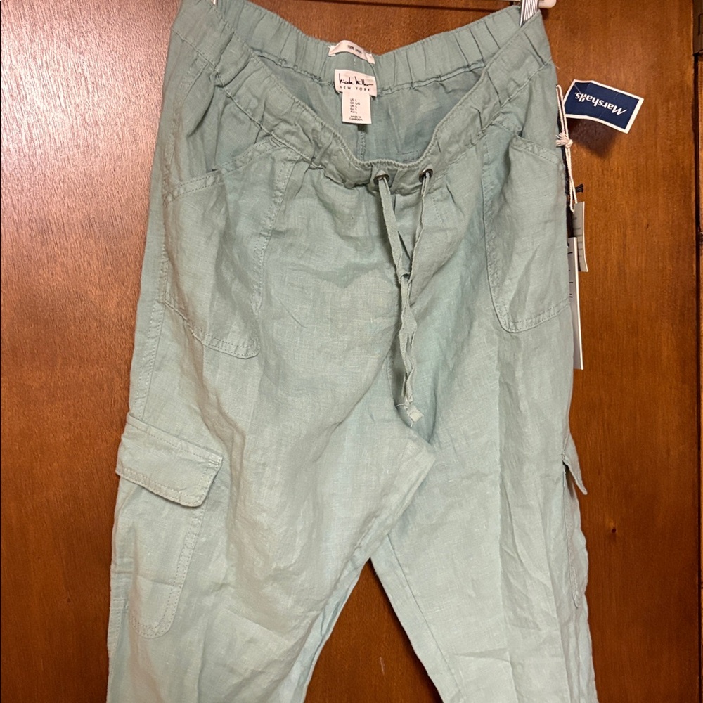 Mint green cuffed pant elastice waist
Pocket on each leg top and side